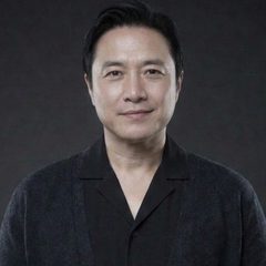 사이먼, Founder